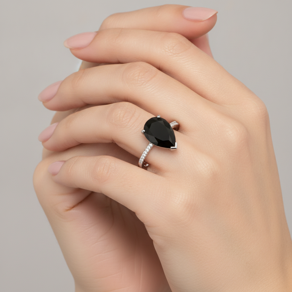 Anello Solitario con Diamante Nero Naturale a Goccia da 5 Carati e Pavé in Oro Bianco 14K