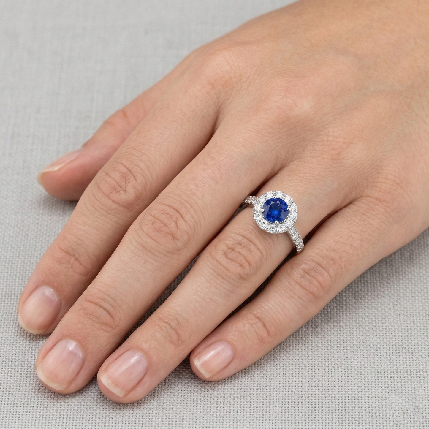 vero round diamante 2carati anello su bianco