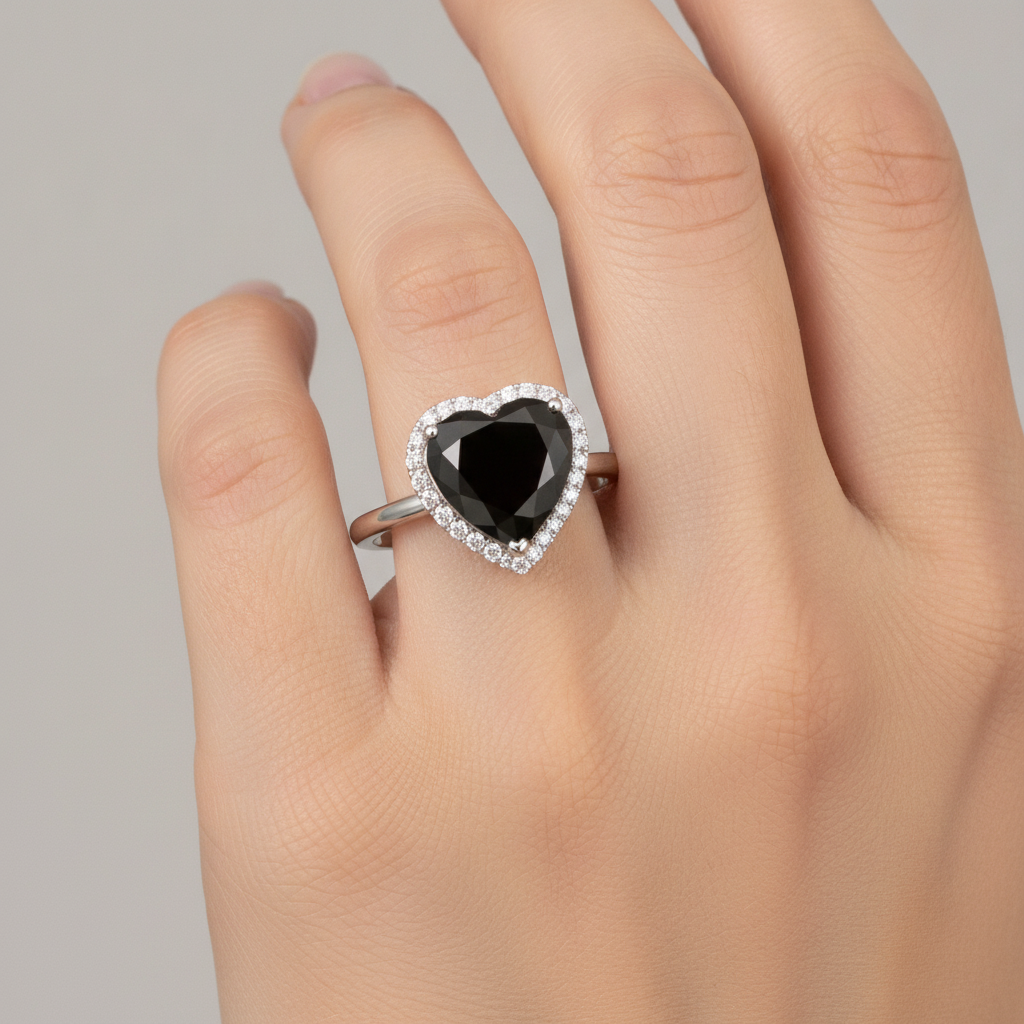 Anello di Fidanzamento con Diamante Nero Naturale da 3 Carati Halo a Cuore Gambo Liscio in Oro Bianco 14K