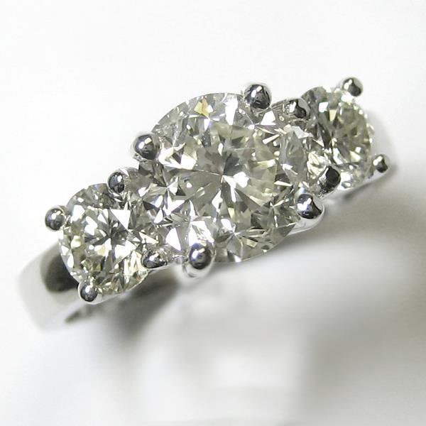 3 Pietre Rotonde Grandi Con Naturale Diamanti. Gioielleria Raffinata. 5 Carati. Oro Bianco 14K