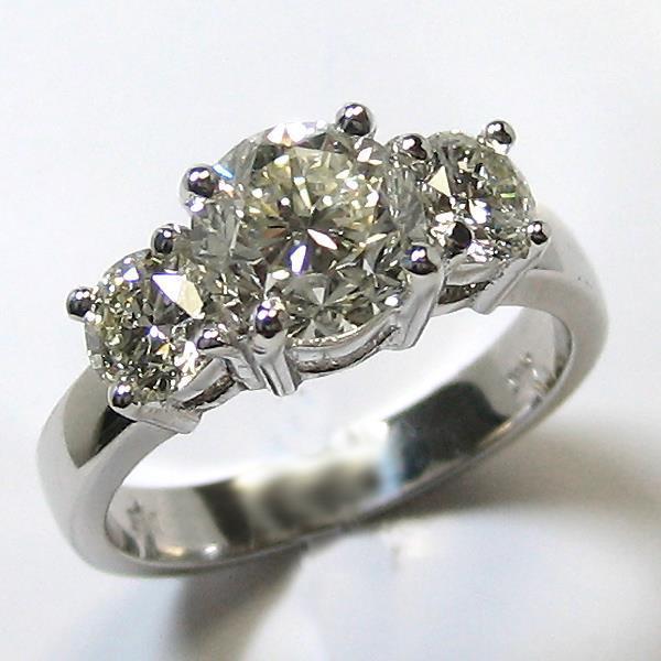 3 Pietre Rotonde Grandi Con Naturale Diamanti. Gioielleria Raffinata. 5 Carati. Oro Bianco 14K