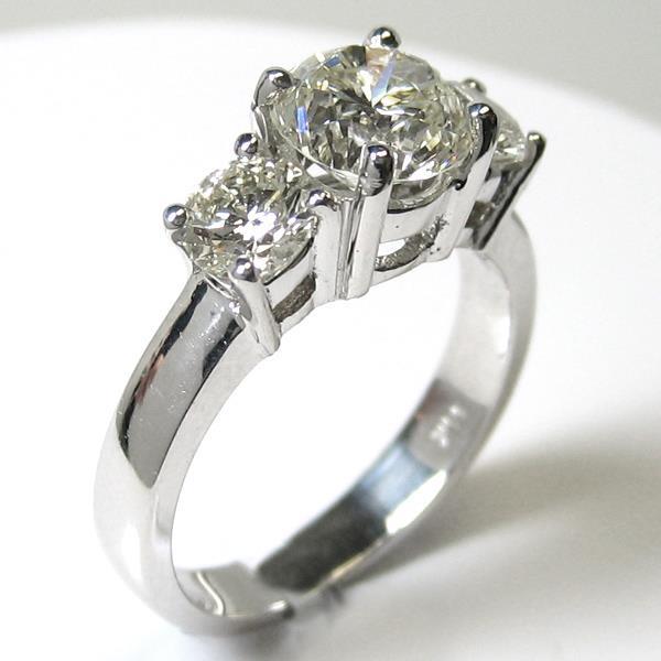 3 Pietre Rotonde Grandi Con Naturale Diamanti. Gioielleria Raffinata. 5 Carati. Oro Bianco 14K