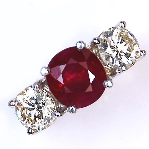 Anello da donna in oro bianco con 3 pietre di rubini da 4 ct e diamanti rotondi - harrychadent.it
