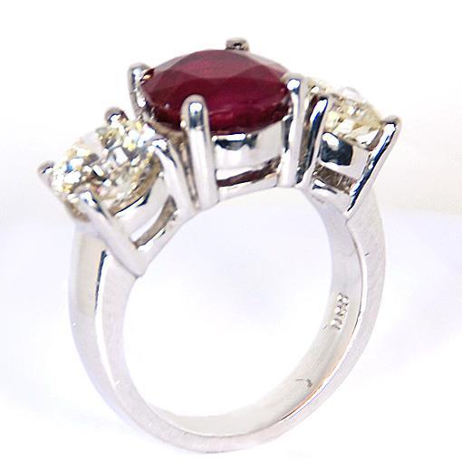 Anello da donna in oro bianco con 3 pietre di rubini da 4 ct e diamanti rotondi - harrychadent.it
