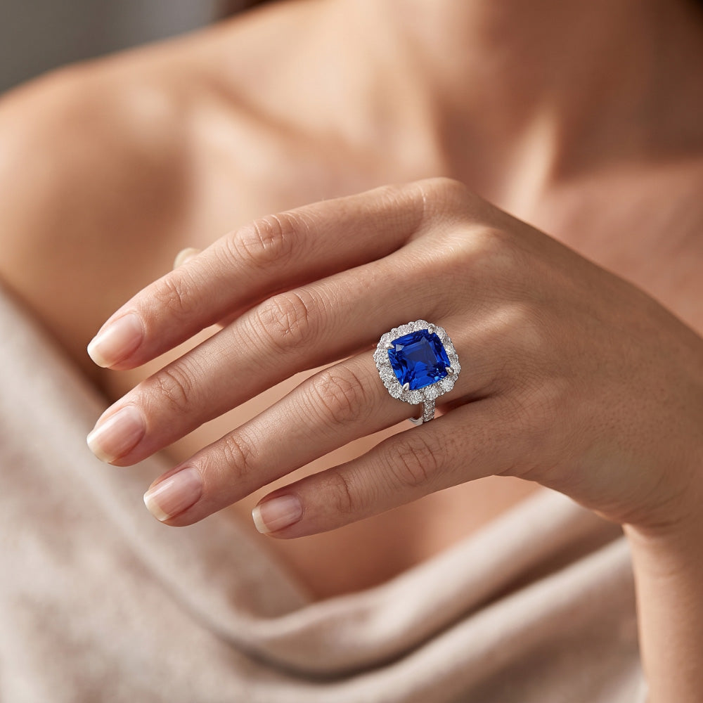 5.50 carati Halo Cushion Anello con zaffiro blu intenso e gioielli con diamanti