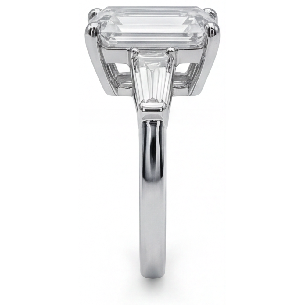 5.80 Ct. Anello In Oro Bianco Con 3 Pietre Di Genuino Diamanti E Smeraldo E Baguette Novità