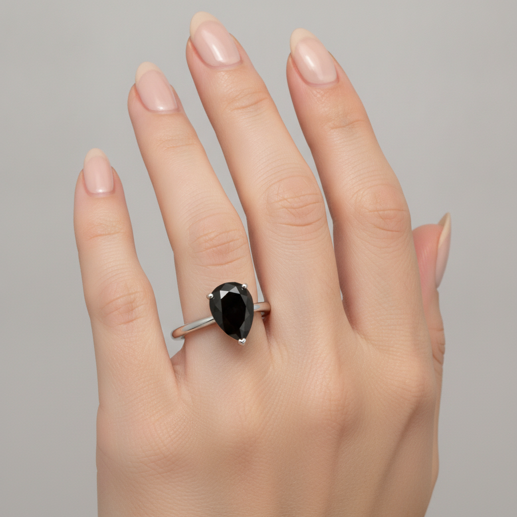 Anello di Fidanzamento Solitario con Diamante Nero Scuro Naturale Taglio a Goccia da 5 Carati, Affusolato, in Oro Bianco 14K