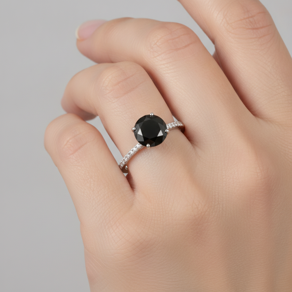 Anello di Fidanzamento Solitario con Diamante Nero Naturale Rotondo da 5 Carati e Pavé in Oro Bianco 14 Carati