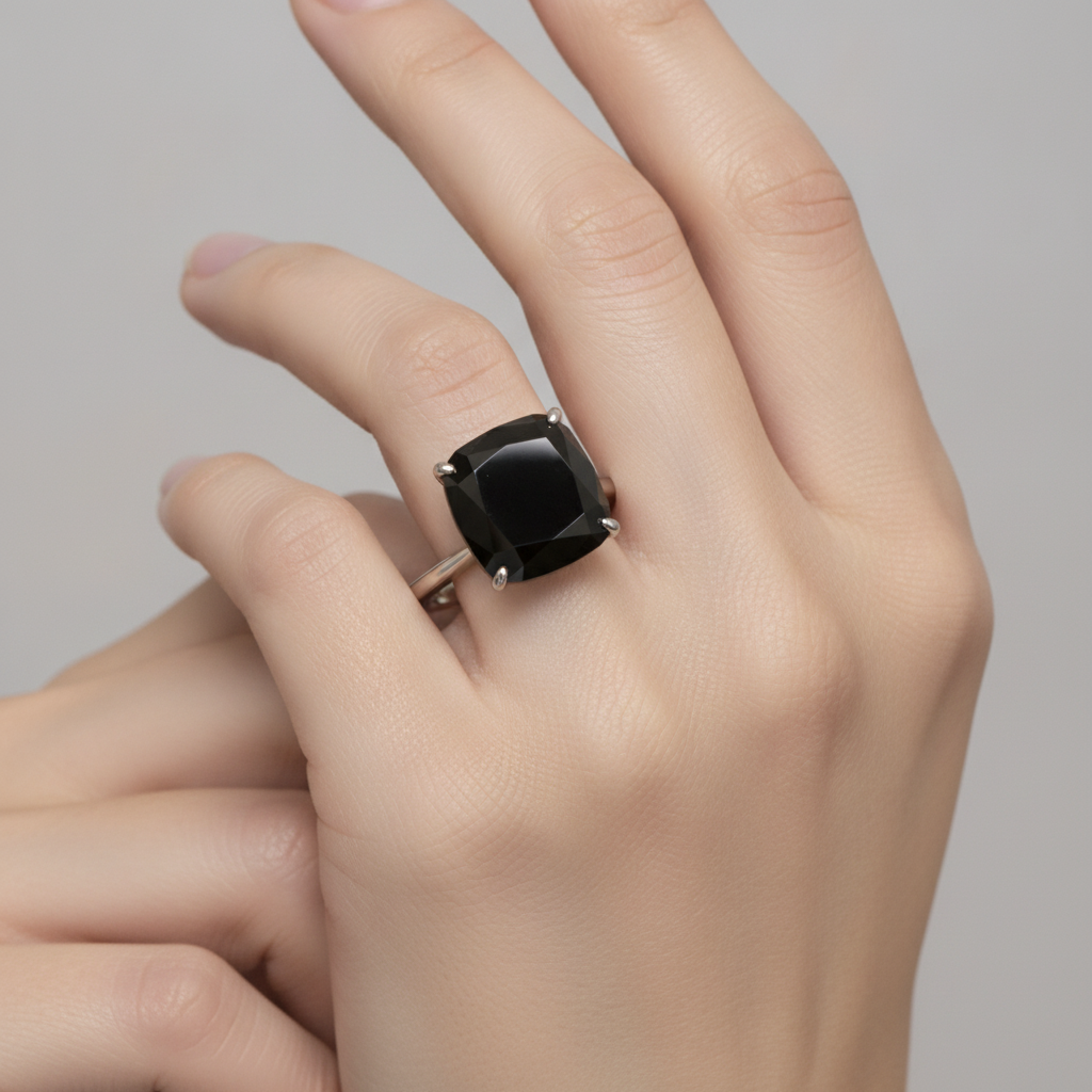 Anello di fidanzamento solitario con diamante nero naturale taglio a cuscino da 5 carati a fascia liscia in Oro Bianco 14 carati