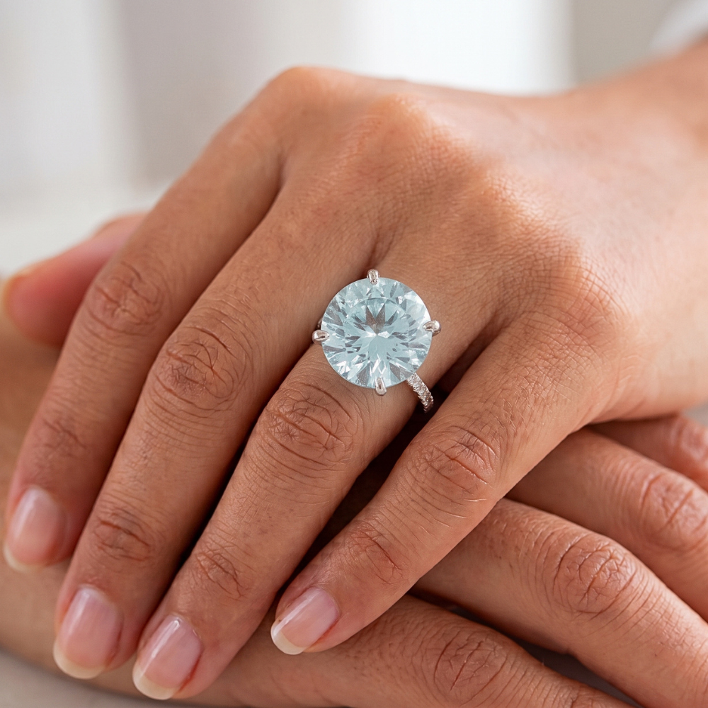 8,70 carati con acquamarina e diamanti incastonati in oro bianco 14K