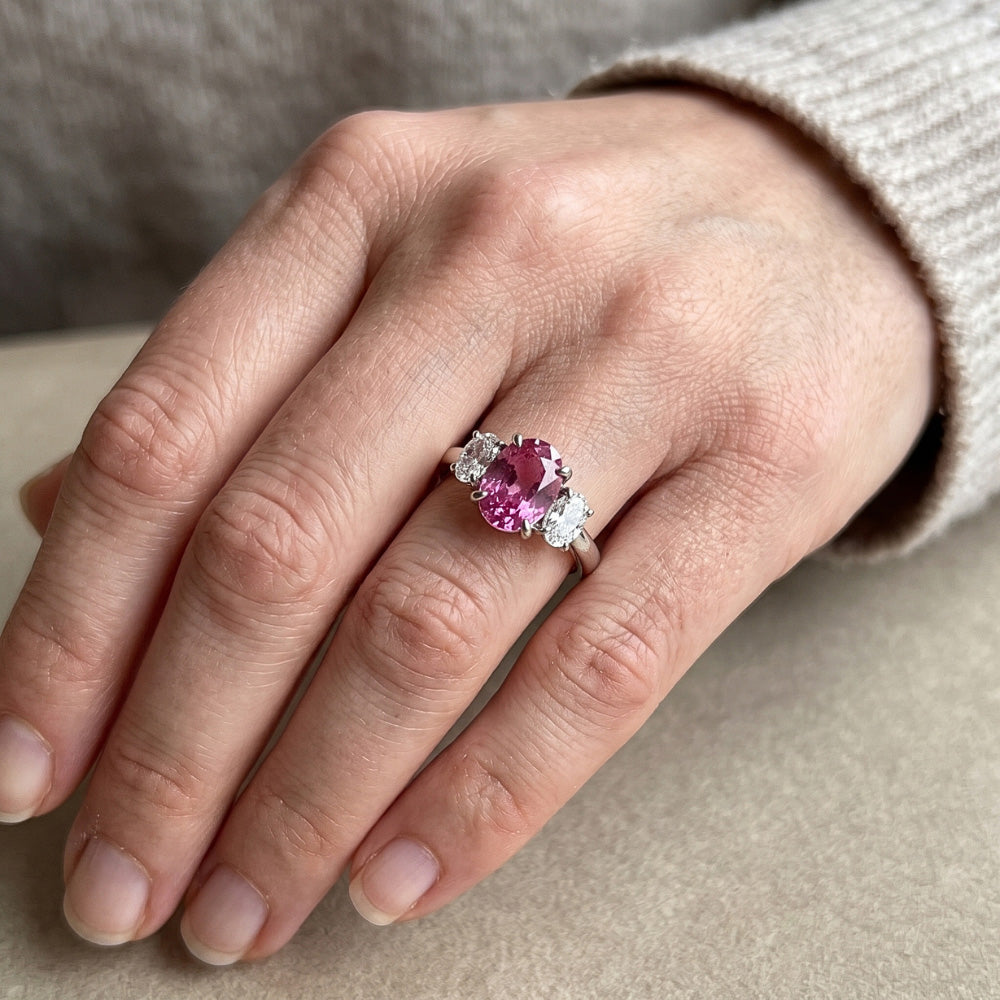 Anello 3 Pietre Zaffiro Rosa Con Diamanti Naturali Autentici ( non creati in laboratorio ) 3.50 Carati Oro Bianco 14K