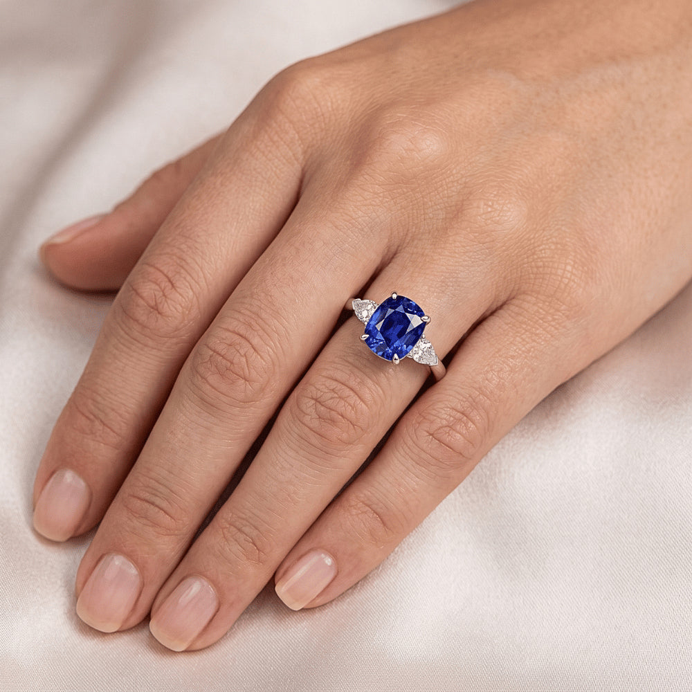 Anello 3 carati con diamante. pera e zaffiro blu ovale. 3 carati. gioielli da donna