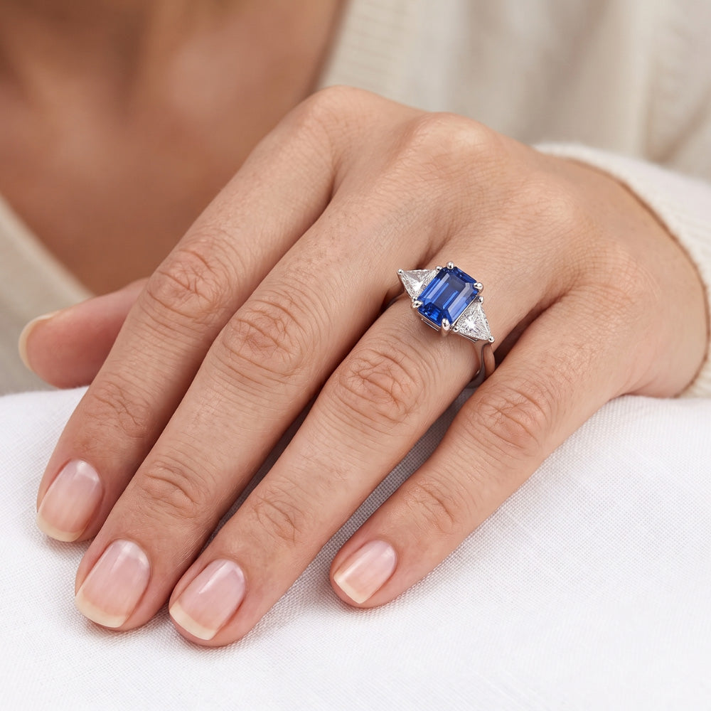 Anello 3 pietre blu zaffiro smeraldo e trilioni di diamanti 2.50 carati