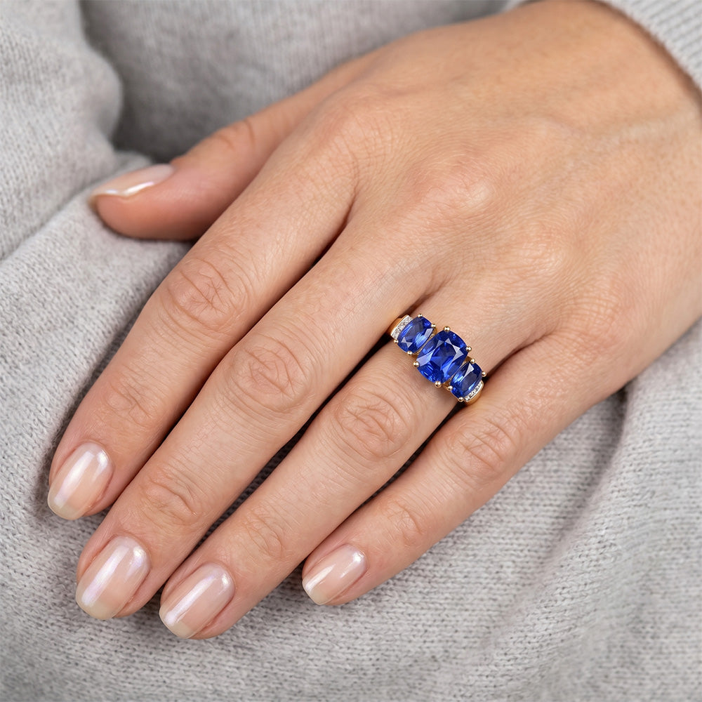 Anello 5,25 carati Sri Lanka cuscino zaffiro blu e diamante 3 pietre YG oro bianco 14K