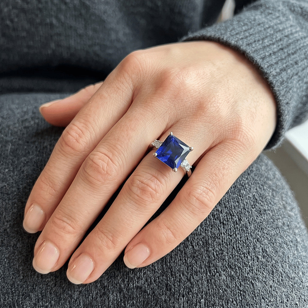 Anello Anniversario con Zaffiro Blu Taglio Princess Cinque Pietre 5.50 Carati