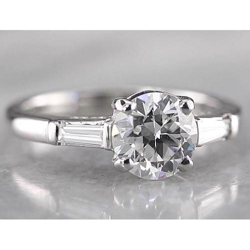 Anello Con 3 Pietre E Naturale Diamanti Rotondi Baguette In Oro Bianco 14K 1.60 Carati