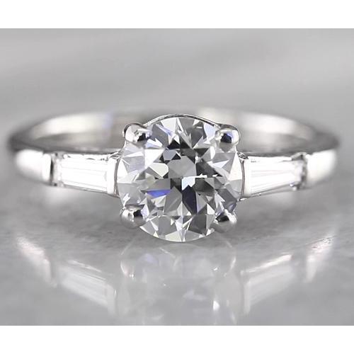 Anello Con 3 Pietre E Naturale Diamanti Rotondi Baguette In Oro Bianco 14K 1.60 Carati