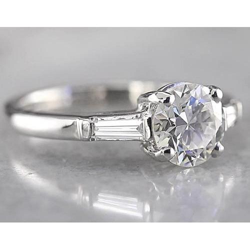 Anello Con 3 Pietre E Naturale Diamanti Rotondi Baguette In Oro Bianco 14K 1.60 Carati