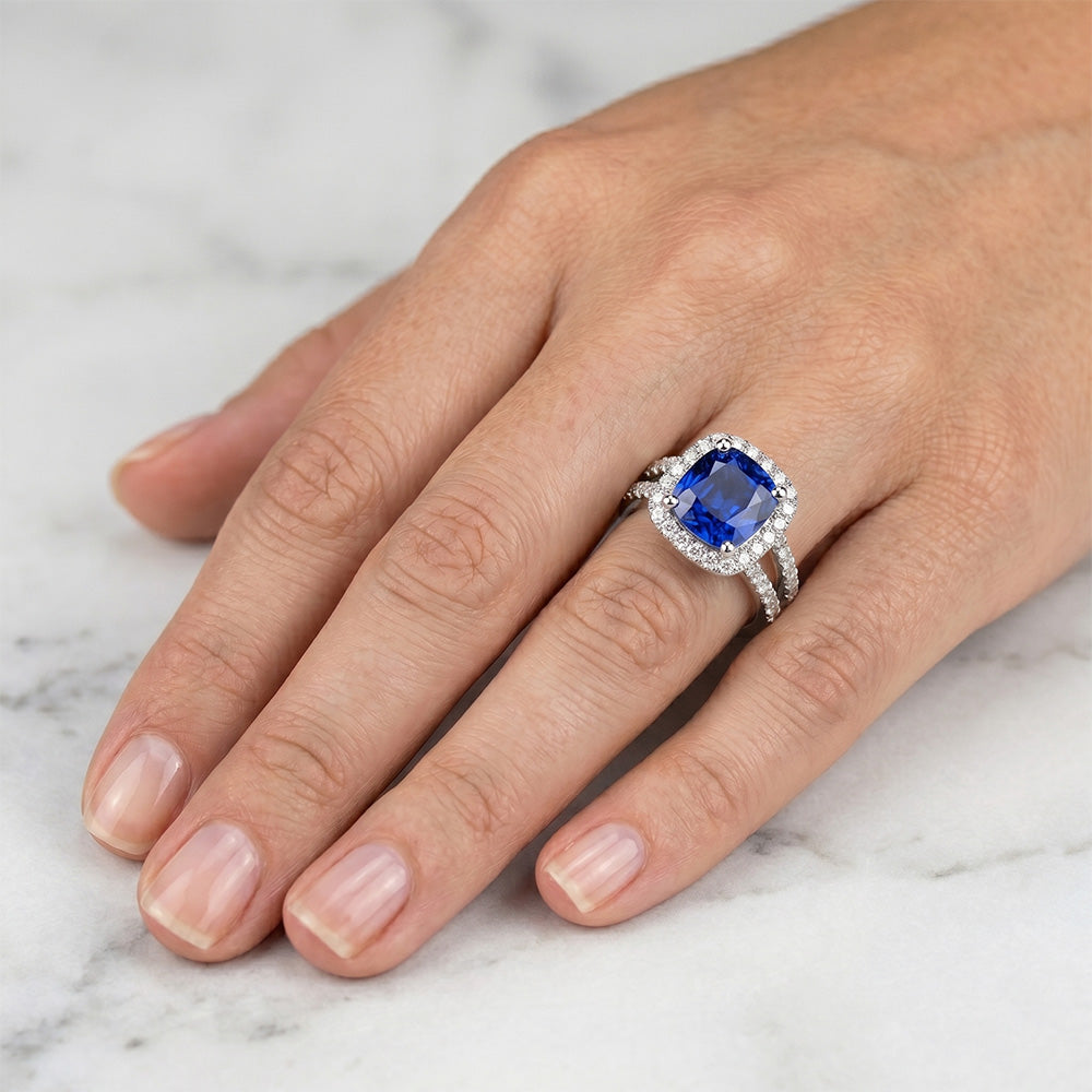 Anello Con Cuscino Zaffiro Blu 4,50 Carati e Diamanti Naturali Autentici ( non creati in laboratorio ) in Oro Bianco 14K