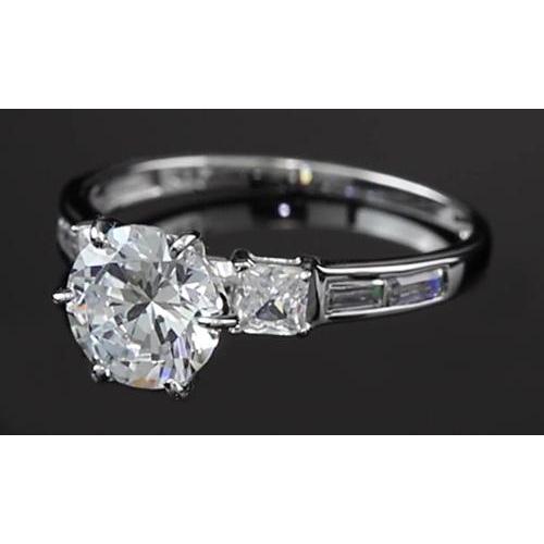 Anello Di Fidanzamento Con Naturale Diamante Rotondo Da 3 Carati. Tre Pietre In Oro Bianco 14K