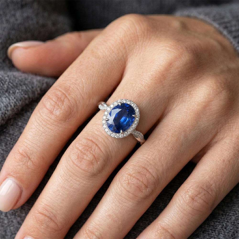 Anello Halo Diamante Bianco Zaffiro Blu Naturale Con Gambo Ritorto 5 Carati