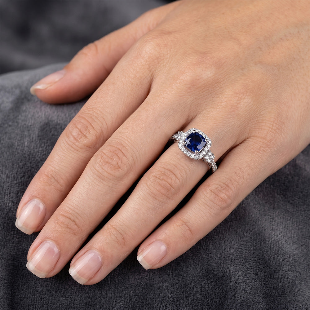 Anello Halo Fancy in oro bianco 14K con zaffiro di Ceylon da 2,45 ct e diamanti