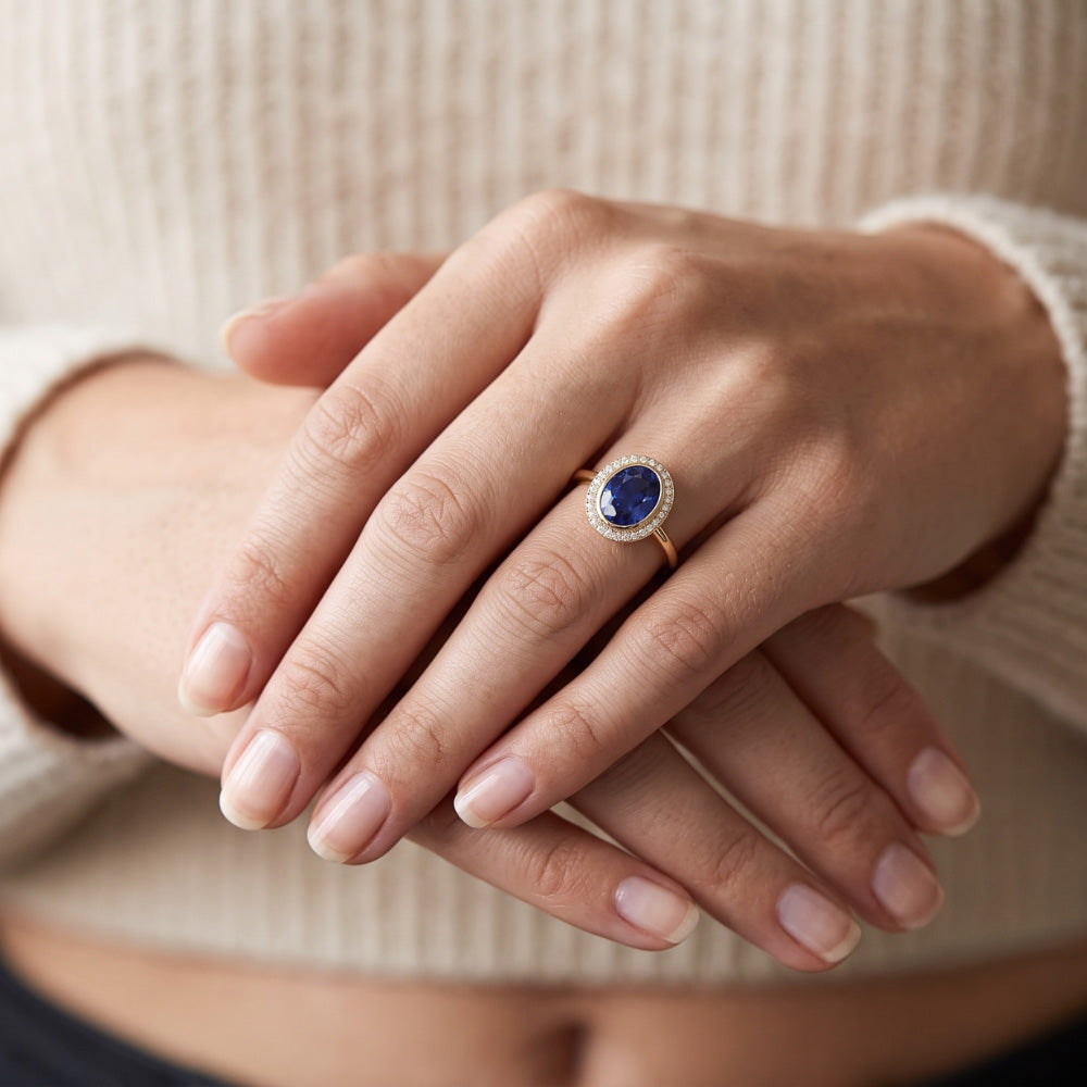 Anello Halo con 3 carati Zaffiro blu ovale e diamanti in oro 14K