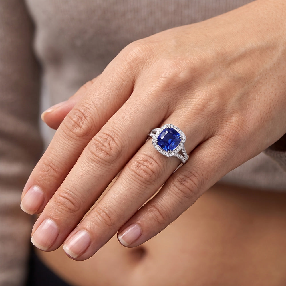 Anello Halo con zaffiro a cuscino da 3,50 carati e diamanti Milgrain Split Shank