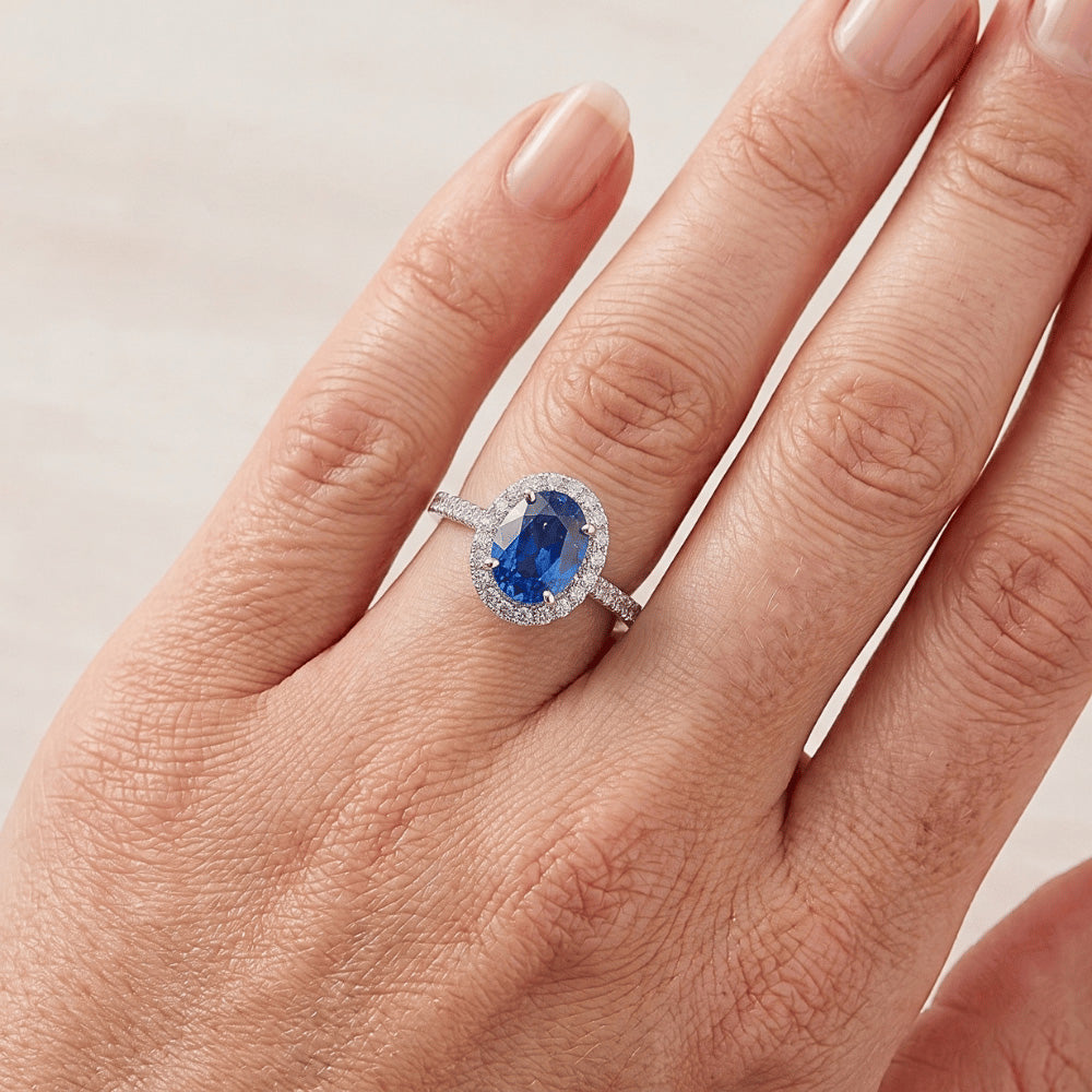 Anello Halo con zaffiro blu di Ceylon. oro bianco 14K. ovale. 2.15 ct.