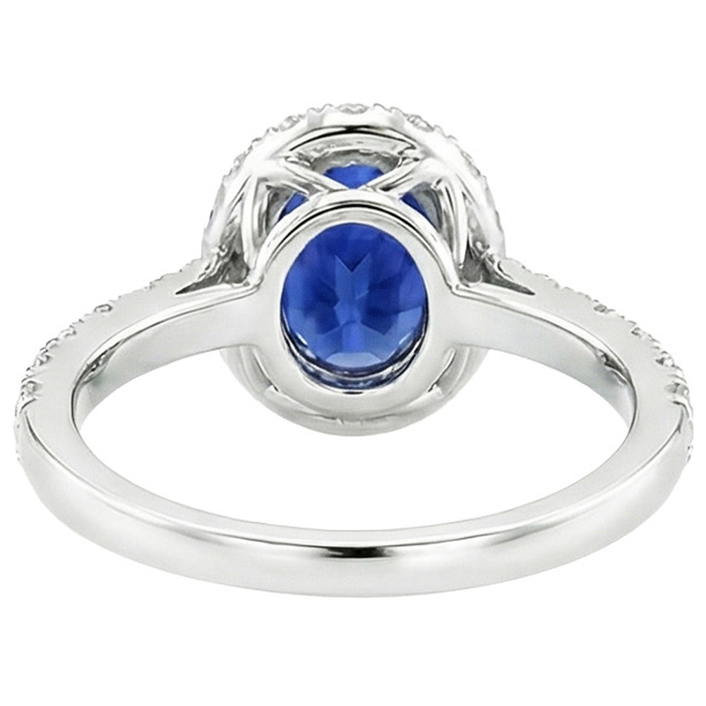 Anello Halo con zaffiro blu intenso ovale da 6,50 carati e set di punte con artiglio di diamanti