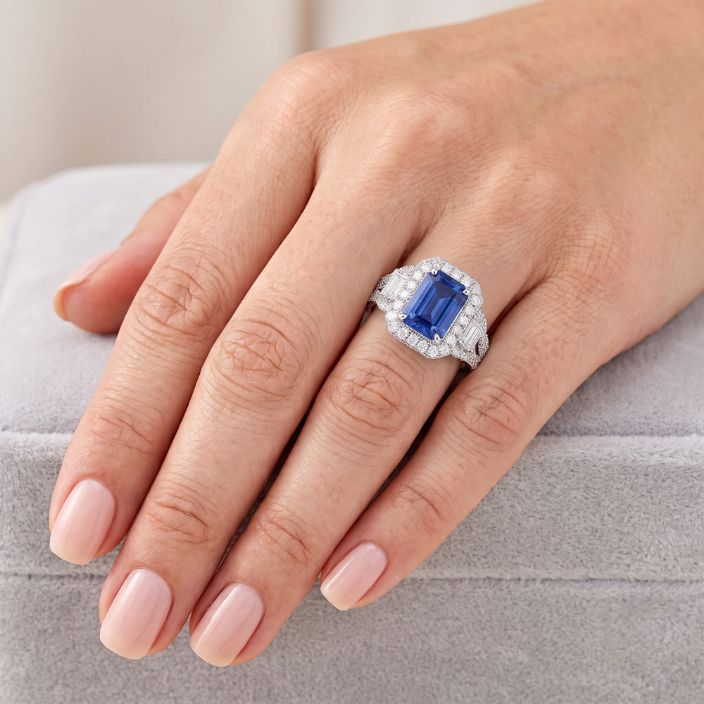 Anello Halo con zaffiro blu smeraldo taglio radiante e diamanti tondi 4 carati