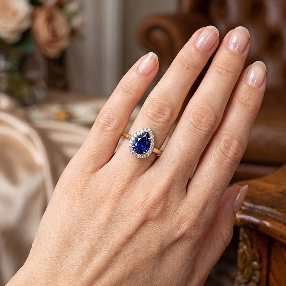 Anello Halo con zaffiro di Ceylon taglio a pera e diamanti. 3 carati a griffe
