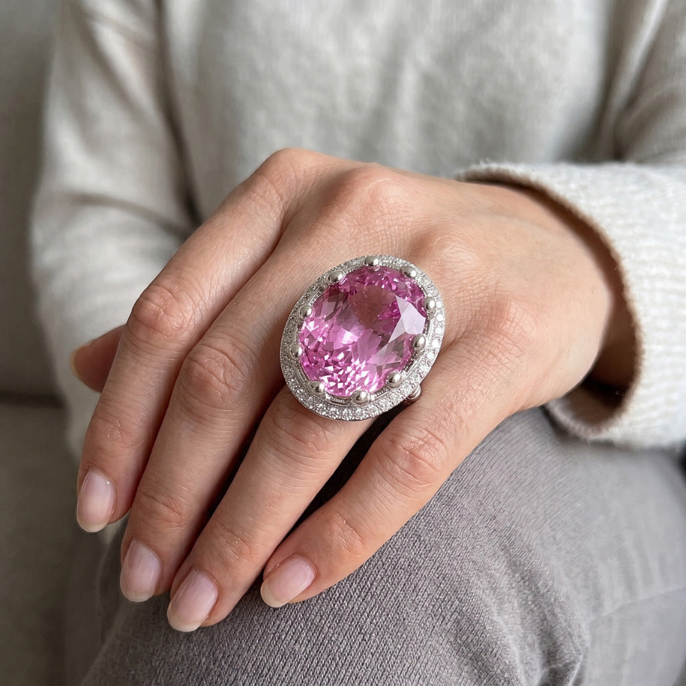 Anello Kunzite rosa grande 36.00 carati taglio ovale oro bianco 14K