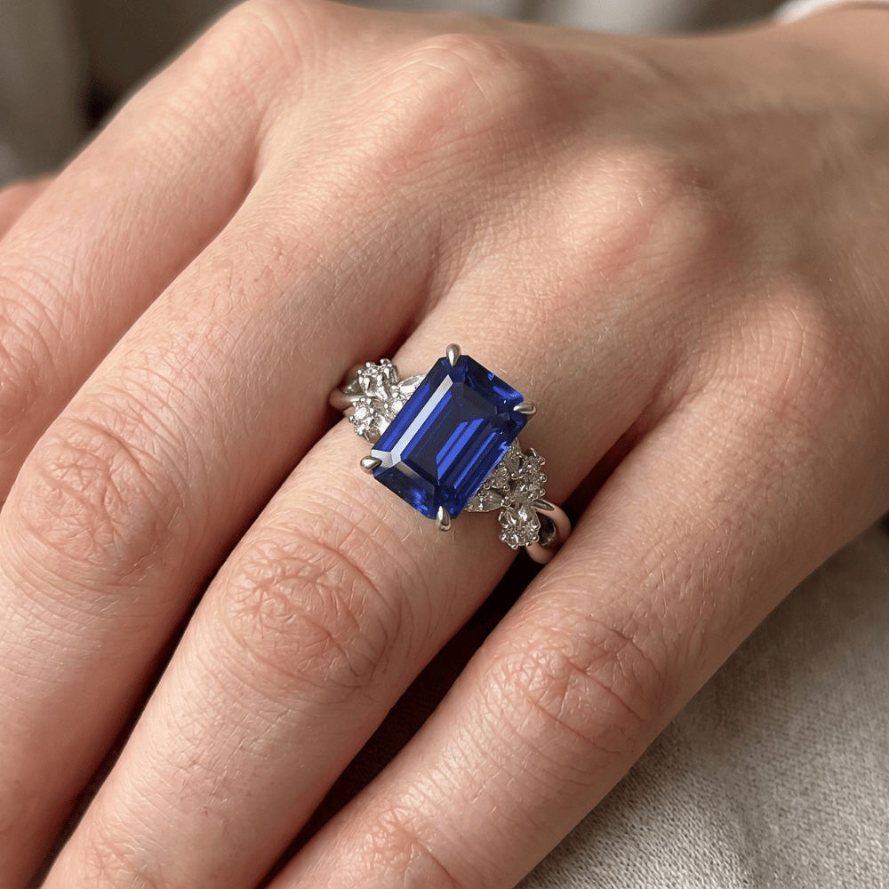 Anello Solitario Diamante con Accenti Zaffiro Blu Smeraldo 4 Carati