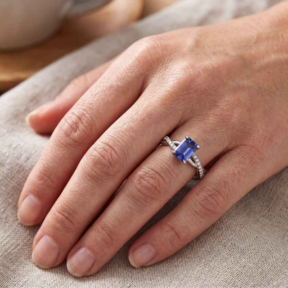 Anello Solitario Emerald Sapphire Con Accenti Gambo Ritorto 2,50 Carati
