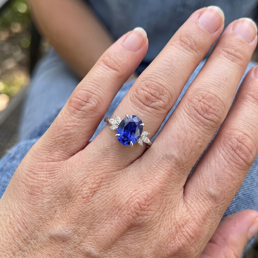 Anello Solitario Ovale Zaffiro Blu Con Pietre Laterali Pera 4.50 Carati