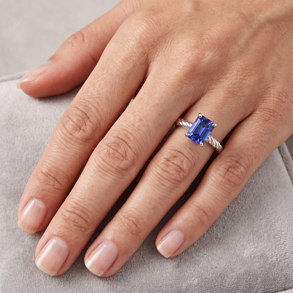 Anello Solitario con Corda Intrecciata Stile Zaffiro Blu da 1,50 Carati in Oro Bianco 14K