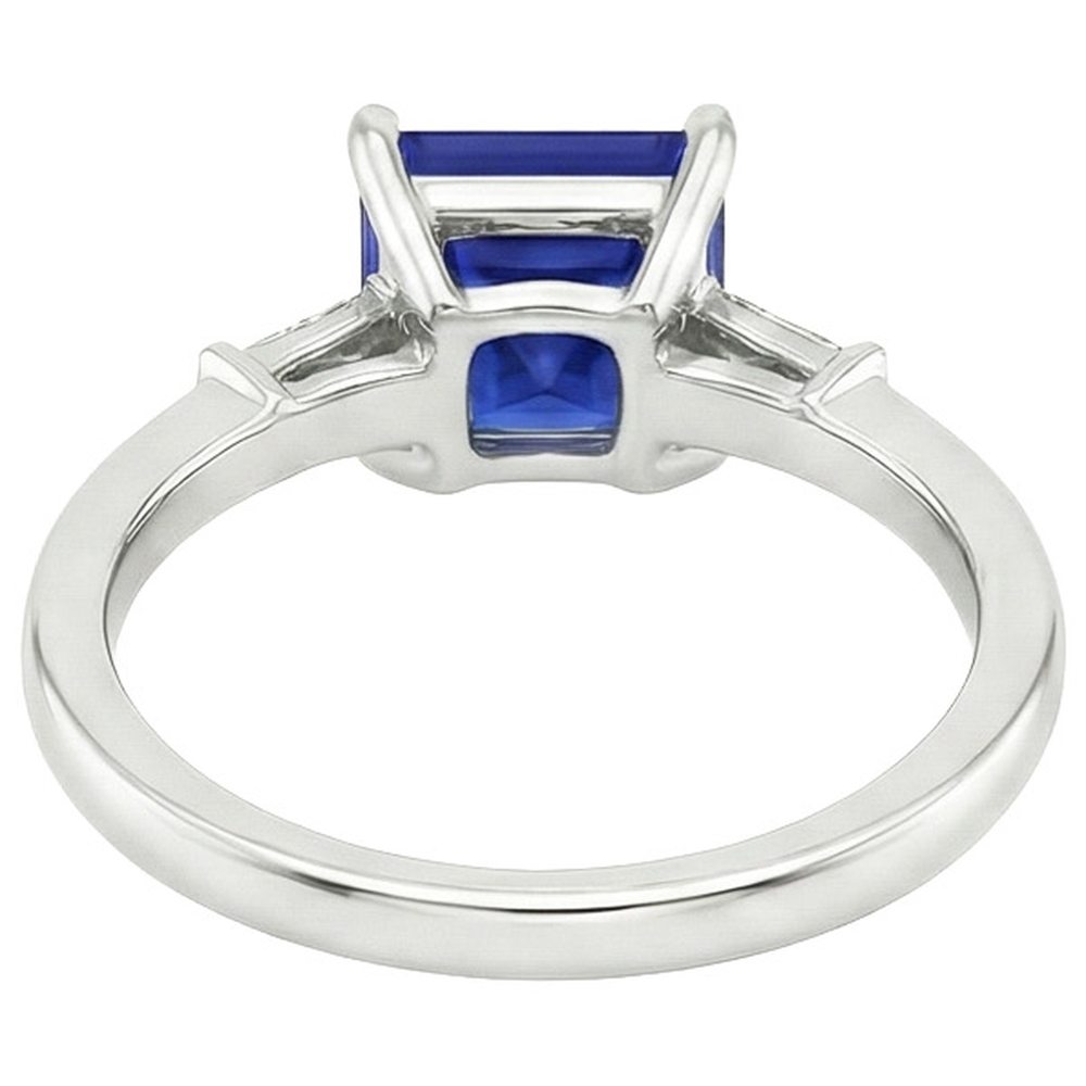Anello Tre Pietre Zaffiro Princess Blue & Diamanti Baguette 5.25 Carati