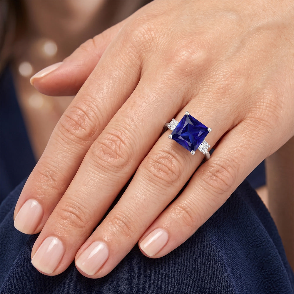 Anello Tre Pietre Zaffiro Princess Blue & Diamanti Rotondi 5.50 Carati