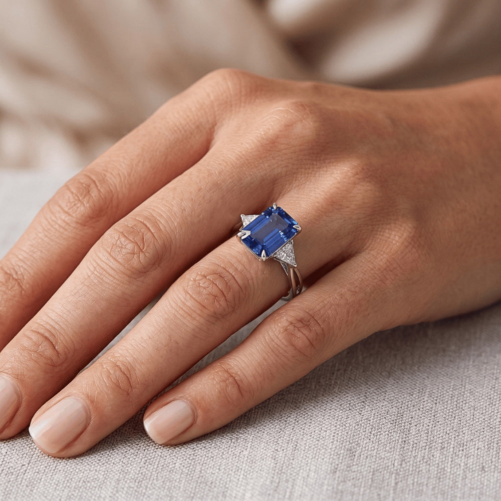 Anello Trilioni di Diamanti e Zaffiri di Ceylon E Smeraldo 3 Pietre 3.25 Carati