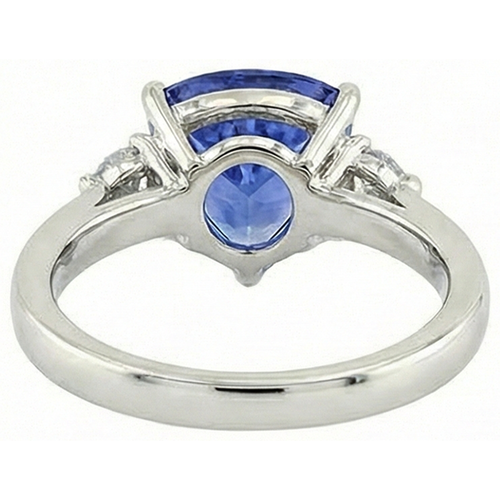 Anello a tre pietre con tanzanite 7 carati e diamanti. oro bianco 14K