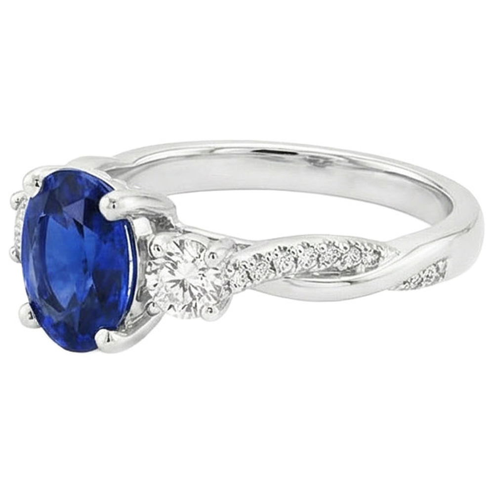 Anello a tre pietre con zaffiro blu ovale e accenti di diamanti rotondi 4 carati