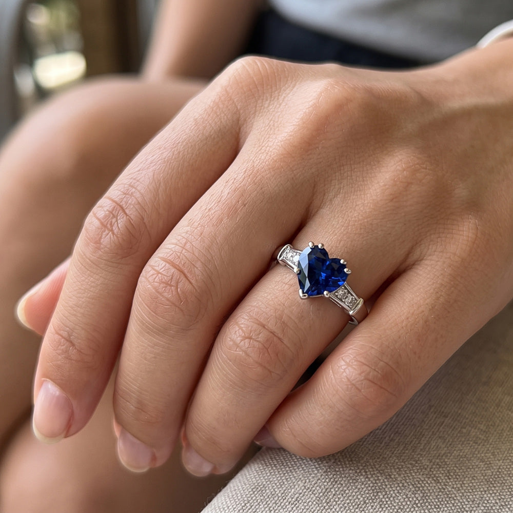 Anello anniversario a forma di cuore 1,75 carati Zaffiro dello Sri Lanka con 5 diamanti in pietra
