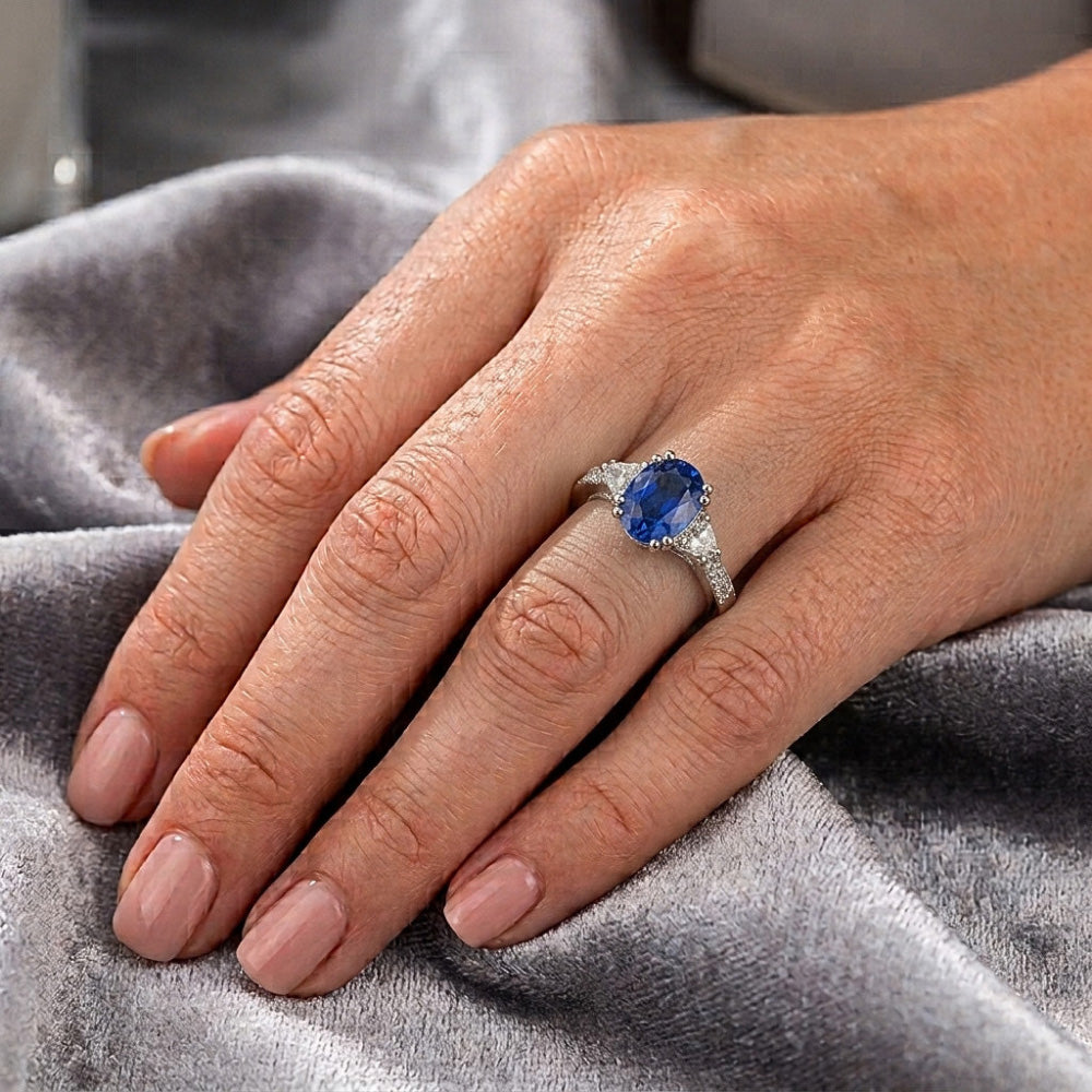 Anello anniversario con zaffiro blu ovale Sri Lanka da 3 carati e diamanti in oro bianco 14K
