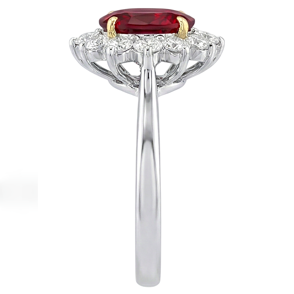 Anello bicolore con rubino ovale da 5.75 ct e diamanti in oro bianco 14k