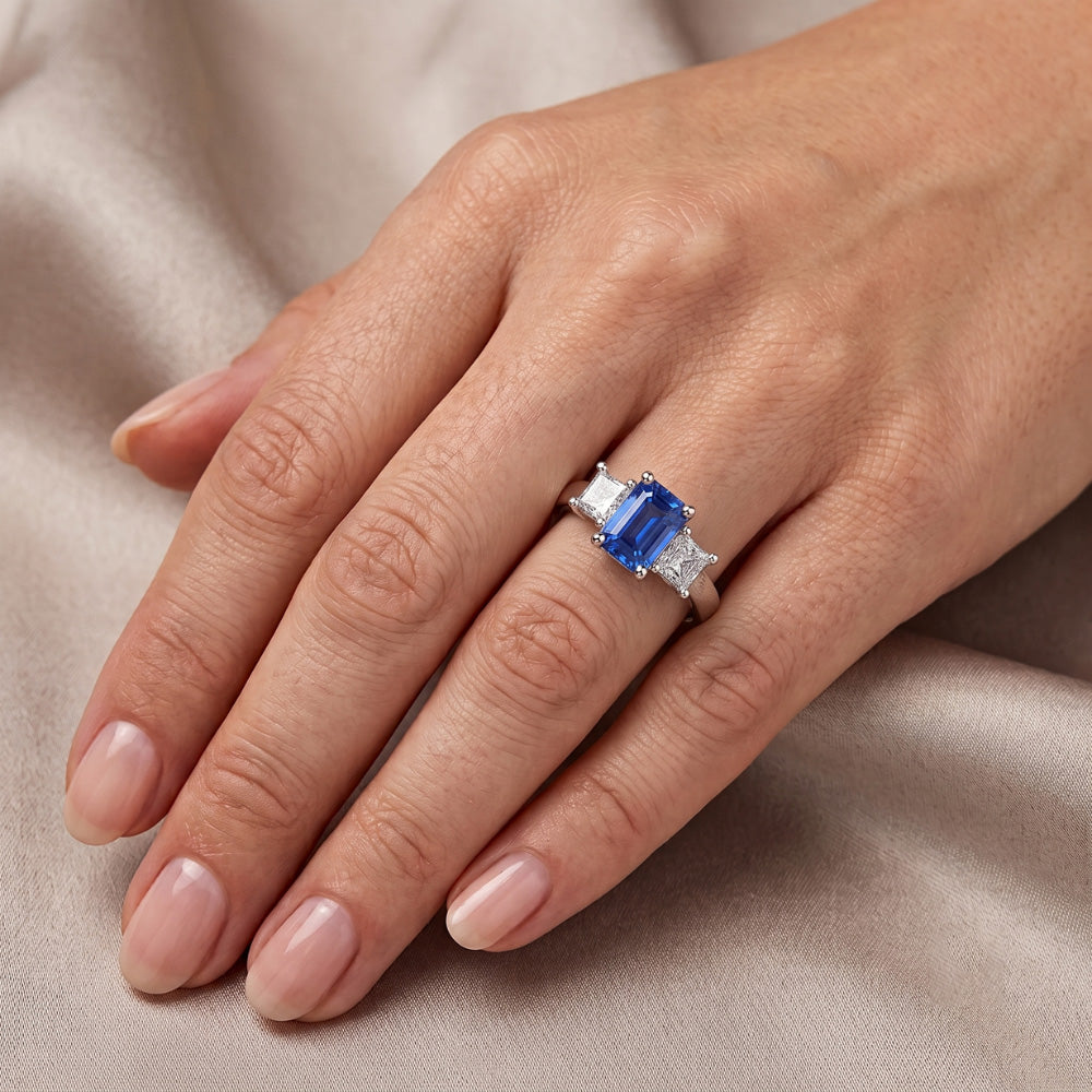 Anello con 1,75 carati smeraldo zaffiro di Ceylon e diamanti Princess 3 pietre