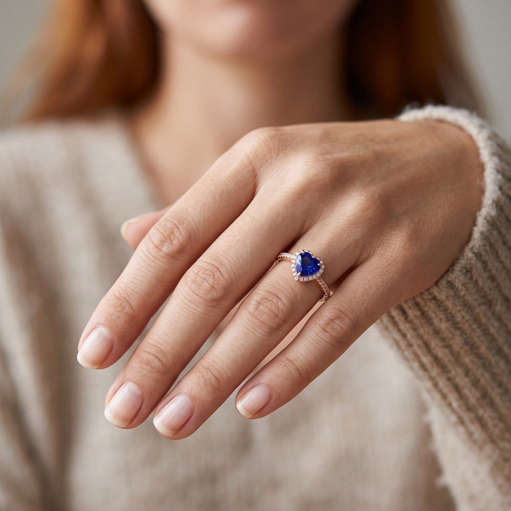 Anello con 3 carati un cuore di zaffiro blu con accenti di diamanti in oro rosa 14K