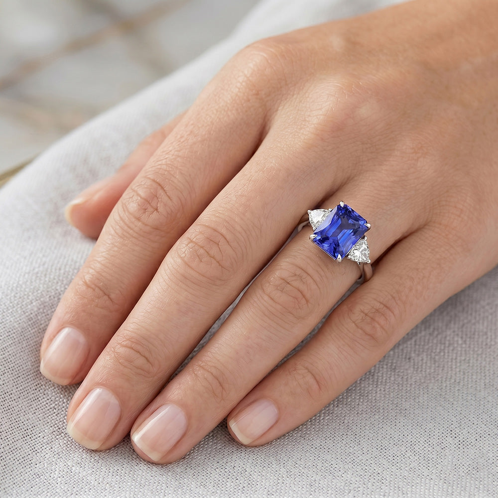Anello con 3 pietre di diamante trilliant blu zaffiro 3 carati con traliccio