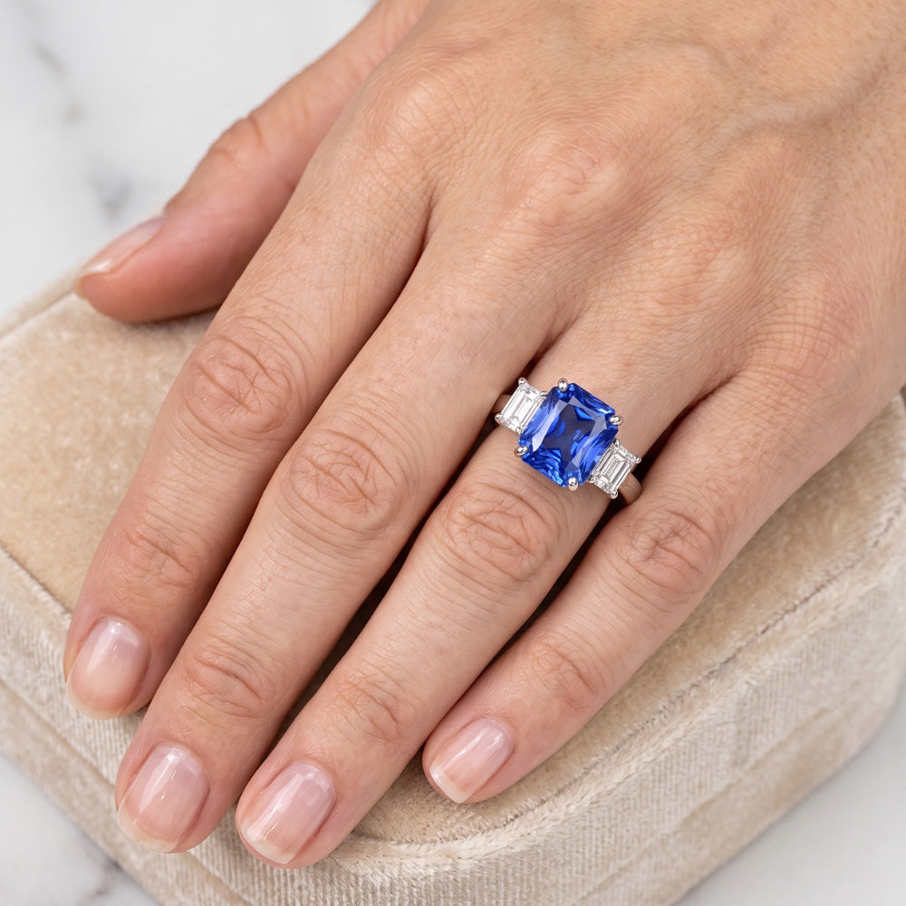 Anello con 3 pietre di diamante. zaffiro radiante e smeraldo a forma di 3.50 carati