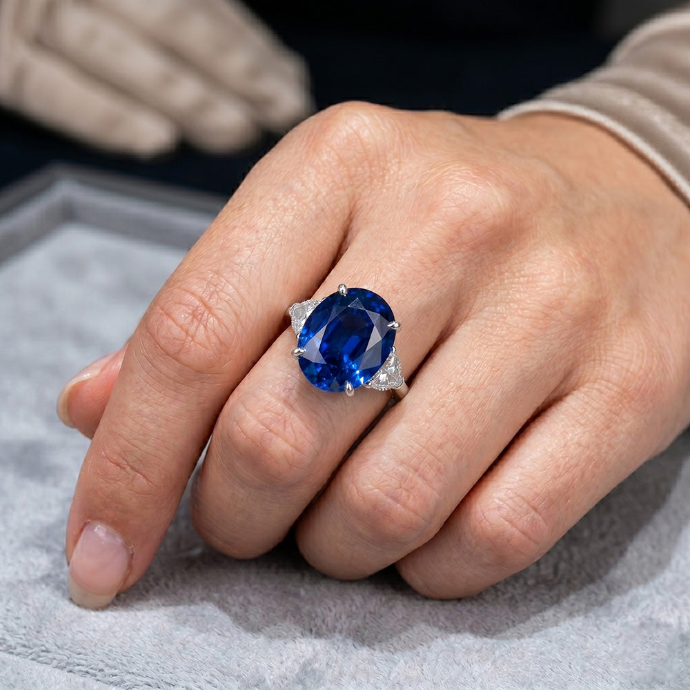 Anello con 3 pietre di diamanti con zaffiro blu profondo ovale 8.25 carati in oro 14K